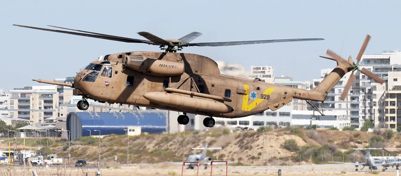Ισραηλινό ελικόπτερο CH-53 τυλίχθηκε στις φλόγες - Το πλήρωμα επέζησε ως εκ θαύματος (βίντεο)